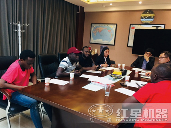 红星为客户讲解、配置设备